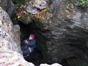 спуск в пещеру Гугерджин